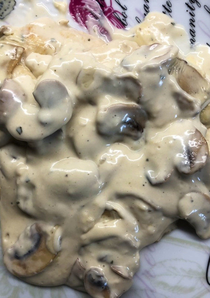 Una foto de Pollo con salsa de champiñones y soja