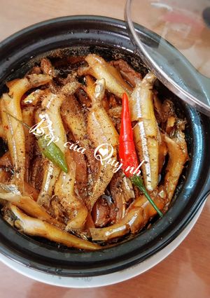 Hình của món Cá cơm kho khô.