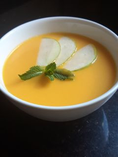 Una foto de Crema de zanahoria con manzana