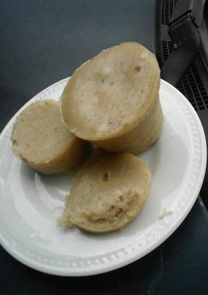 A picture of Steamed Vanilla Cakes In Mugs.