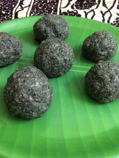 தில் கீ லட்டு(Til Ghur/Til ke Ladoo) Chattisgarh Sweet Recipe in Tamil) செய்முறை முக்கிய புகைப்படம்