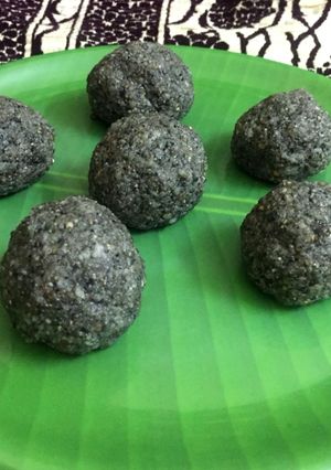 தில் கீ லட்டு(Til Ghur/Til ke Ladoo) Chattisgarh Sweet Recipe in Tamil) செய்முறை முக்கிய புகைப்படம்