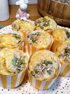 Una foto de Muffins salados de jamón y queso con semillas