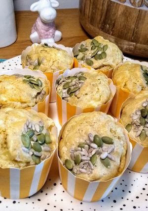 Una foto de Muffins salados de jamón y queso con semillas