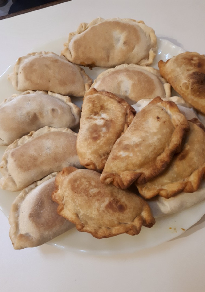 Una foto de Empanadas de carne cortada a cuchillo 100% caseras