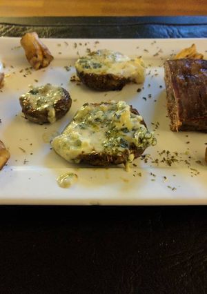 Una foto de Vacío al horno con portobellos al roquefort