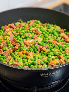 Una foto de Guisantes con jamón y chorizo picante