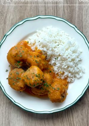 Una foto de Albóndigas con crema de calabaza y arroz