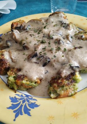 Una foto de Albóndigas de coliflor, brócoli y zanahoria con salsa de champis
