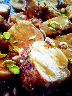Una foto de Solomillo ibérico con salsa de pistachos y granada
