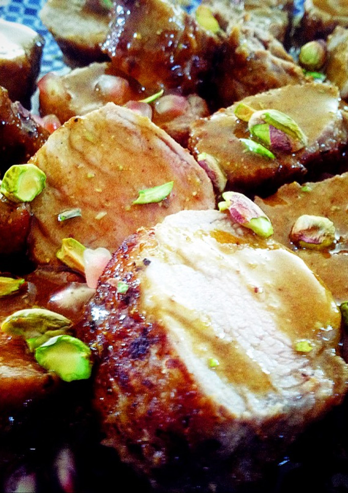 Una foto de Solomillo ibérico con salsa de pistachos y granada