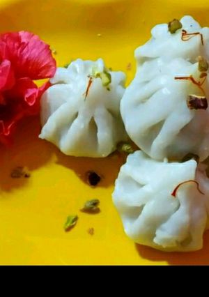 उकडीचे मोदक (ukadiche modak recipe in marathi) रेसिपी चे मुख्य फोटो 