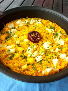 Una foto de Arroz con bacalao ajos tiernos y coliflor
