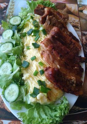 Sült oldalas, tört, vajas krumplipürével recept fotója