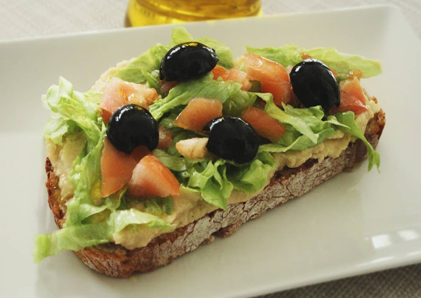 Tostada de hummus y ensalada