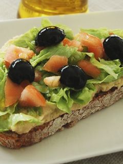Una foto de Tostada de hummus y ensalada