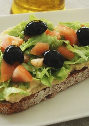 Una foto de Tostada de hummus y ensalada