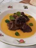 Ternera con ciruelas sobre crema de calabaza