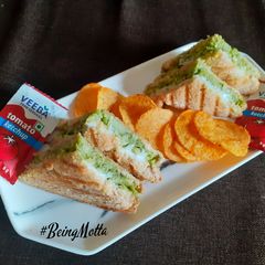 A picture of Cheesy Green Aloo Grill Sandwich.