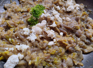 Una foto de Puré de berenjena ahumada, plátano maduro asado y queso fresco🍆🍌🧀