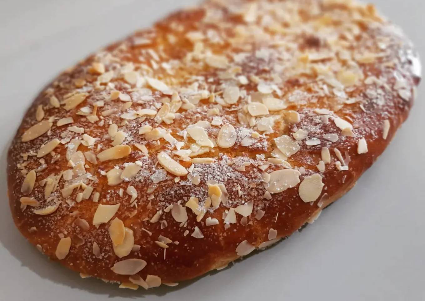 Coca brioche rellena de crema pastelera y manzana caramelizada