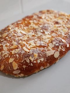 Una foto de Coca brioche rellena de crema pastelera y manzana caramelizada
