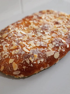 Una foto de Coca brioche rellena de crema pastelera y manzana caramelizada