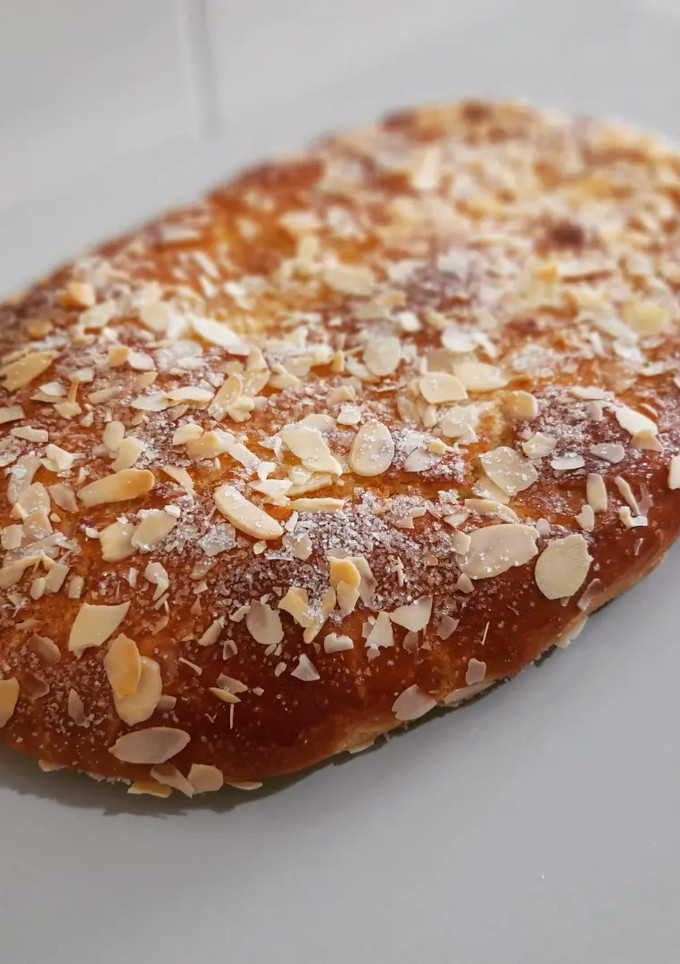 Una foto de Coca brioche rellena de crema pastelera y manzana caramelizada