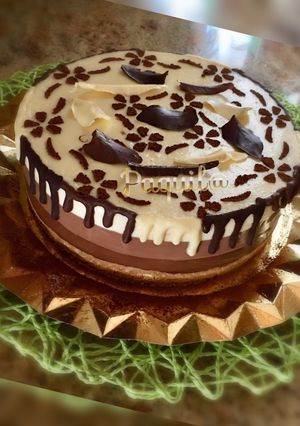Una foto de A la rica y clásica tarta de 3 chocolates