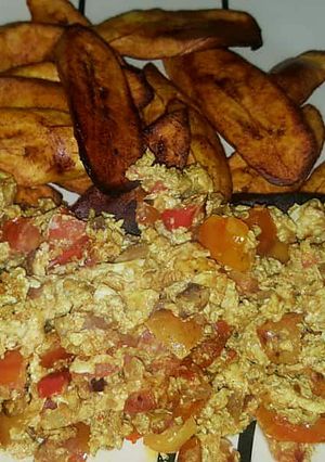 A picture of Fried plantain and egg sauce.
