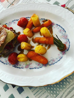 Una foto de Escalopas de lomo con pimientos, queso y guarnición de verdura confitada