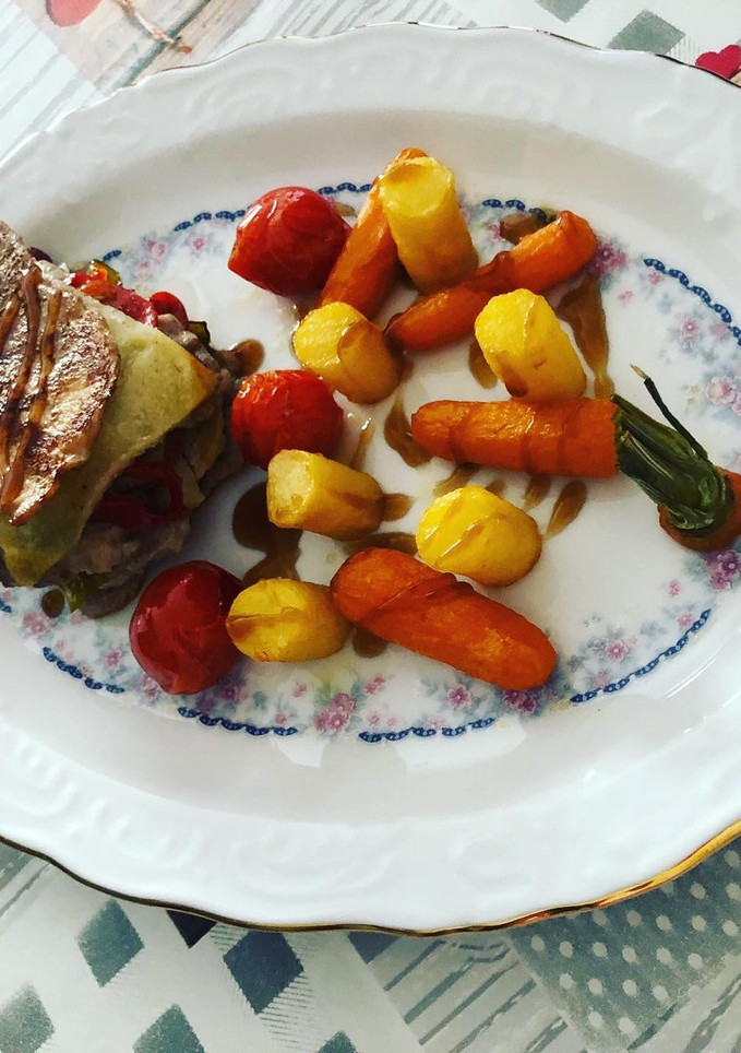 Una foto de Escalopas de lomo con pimientos, queso y guarnición de verdura confitada