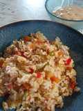 Arroz frito con bonito, verduras y mayonesa de siracha