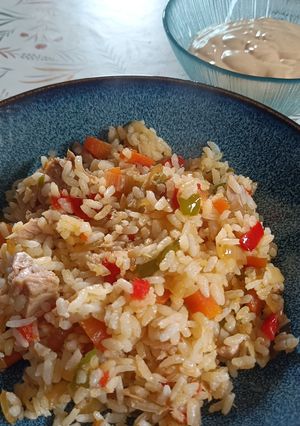 Una foto de Arroz frito con bonito, verduras y mayonesa de siracha