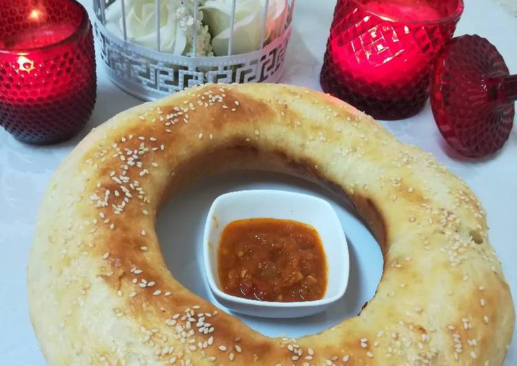 قرص فطيرة دجاج بجبن الشيدر مع الصوص الحار