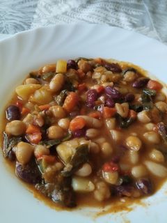 Una foto de Potaje rápido de garbanzos, alubias y espinacas