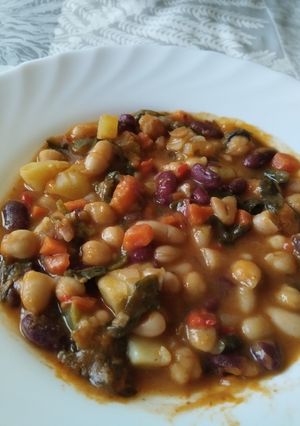 Una foto de Potaje rápido de garbanzos, alubias y espinacas