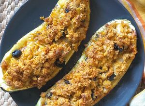 Foto de Courgette no forno recheada com bacalhau e crosta de grão de bico