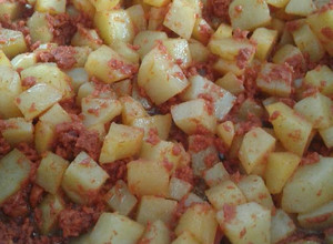 Una foto de Papas con chorizo