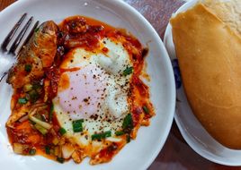 Bánh mì cá hộp ốp la