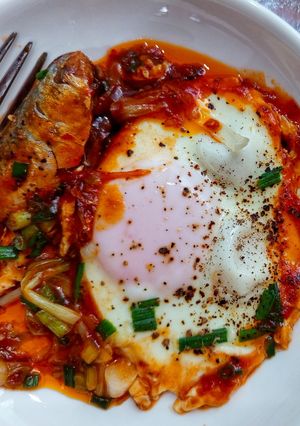 Hình của món Bánh mì cá hộp ốp la.