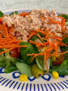 Una foto de Ensalada de canónigos simple con atún