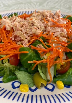 Una foto de Ensalada de canónigos simple con atún