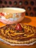 Tarta de manzana con base de ciruela
