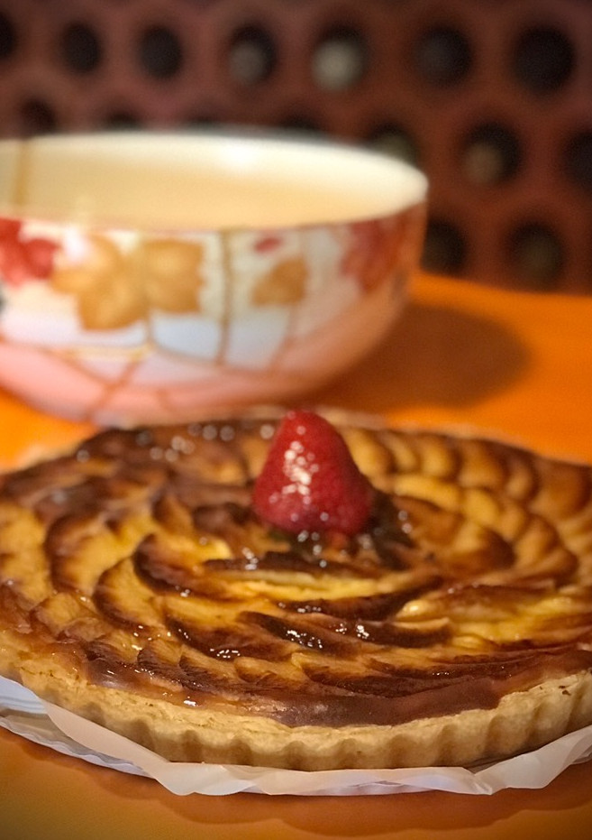 Una foto de Tarta de manzana con base de ciruela