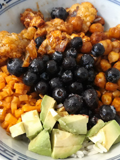 Une photo de Bowl myrtilles,pois chiches et chou-fleur rôti