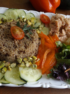 Una foto de Plato frío de quinoa con vegetales, atún y pistachos