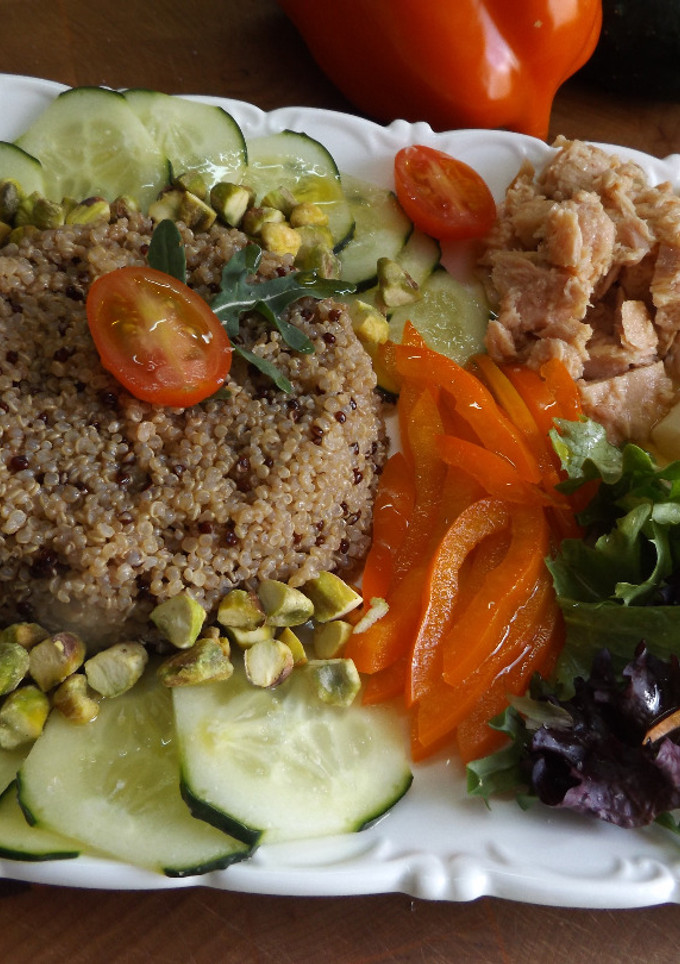 Una foto de Plato frío de quinoa con vegetales, atún y pistachos