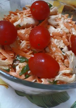 Una foto de Ensalada fit de zanahoria y pollo