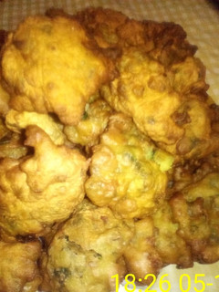 Una foto de Buñuelos de espinaca, frutos secos y queso